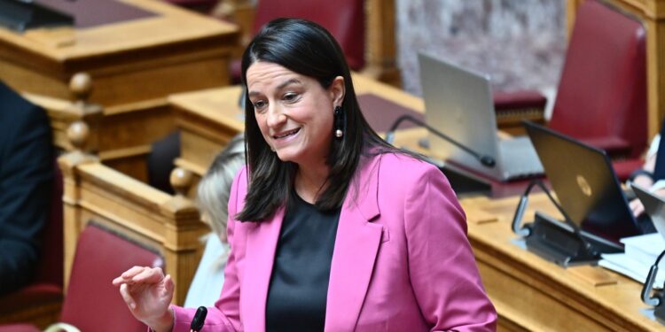 Πυρ ομαδόν της αντιπολίτευσης στη Βουλή κατά του αντεργατικού νόμου Κεραμέως