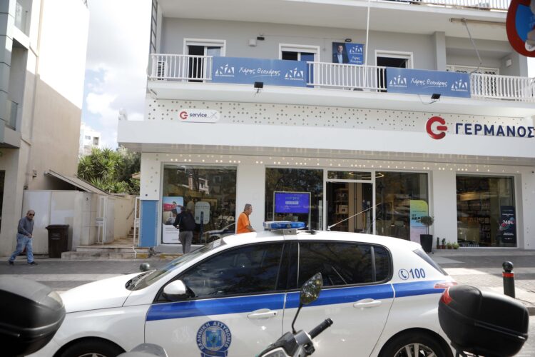 Επίθεση στο πολιτικό γραφείο του Χάρη Θεοχάρη