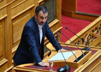 Χαρίτσης: Η Κωνσταντοπούλου πρέπει να αποφασίσει εάν ανήκει στην Αρσιτερά