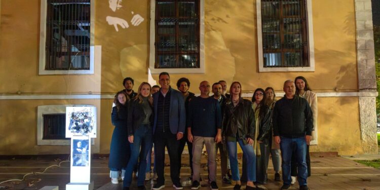 Ξάνθη: Η μνήμη του Μάνου Χατζιδάκι ζωντάνεψε μέσα από φως και σκιά