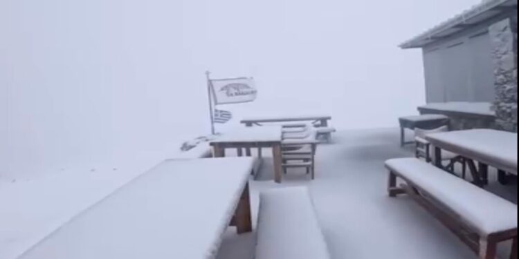 Tα πρώτα χιόνια στο «βουνό των θεών» – Live ο χάρτης με την πορεία της κακοκαιρίας