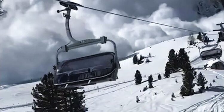 Τρομακτική χιονοστιβάδα καταπίνει ορειβάτη στη Σλοβενία