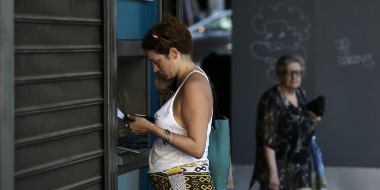 Στον πάτο της Ευρώπης η αγοραστική δύναμη στην Ελλάδα – Περνάμε μόνο την… Βουλγαρία που σε 3 χρόνια θα μας προσπεράσει κι αυτή!