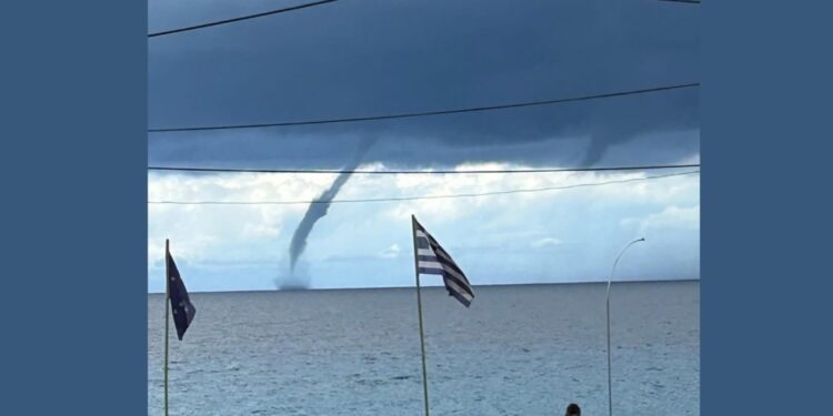Εντυπωσιακοι υδροστρόβιλοι σε Παξούς και Λευκάδα