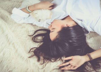 Πώς οι καύσωνες συνδέονται με τις διαταραχές ύπνου