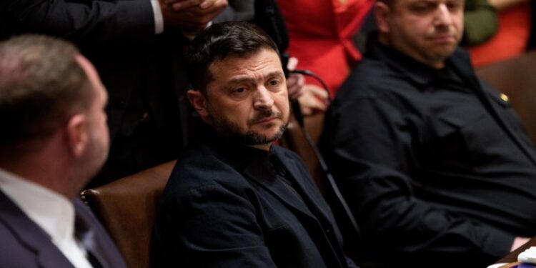 Ο Ζελένσκι θα πάει στη Βουδαπέστη αν τον καλέσουν Τραμπ-Πούτιν για να συζητήσουν