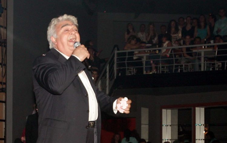 Ο Πασχάλης Τερζής συγκινεί ξανά με την υπέροχη φωνή του (βίντεο)