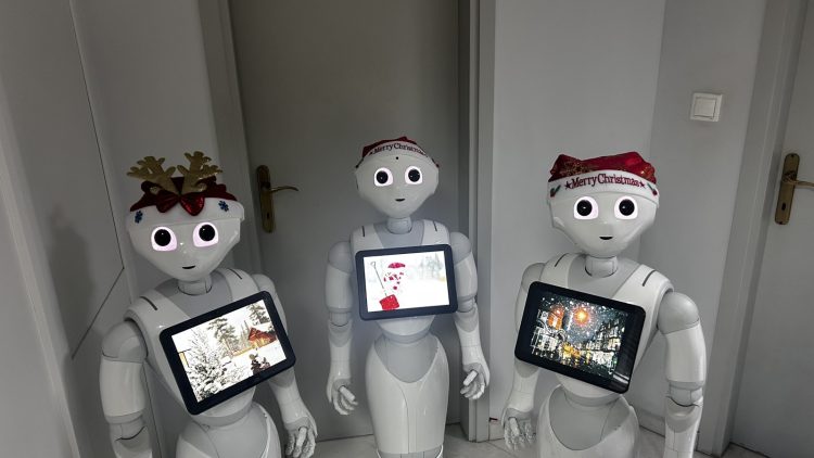 «Καλήν εσπέραν, άρχοντες»: Μια… παρέα ρομπότ λέει τα κάλαντα (φωτό)