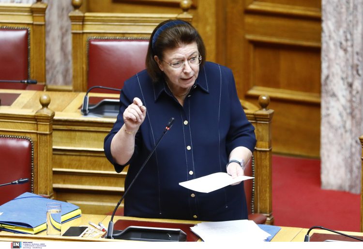 Ο ΣΥΡΙΖΑ καταγγέλλει τα «πισωγυρίσματα» της Μενδώνη