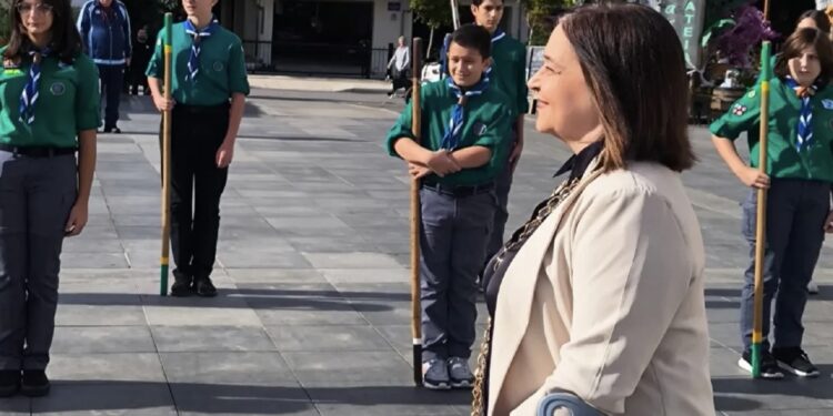 Με πατερίτσες αλλά… ακούραστη