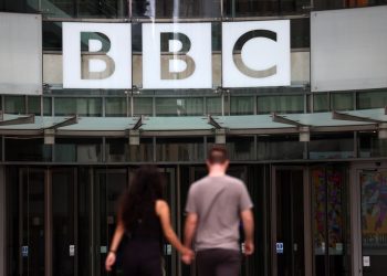 Οι επιθέσεις κατά του BBC έχουν γνωστές πολιτικές  υπογραφές