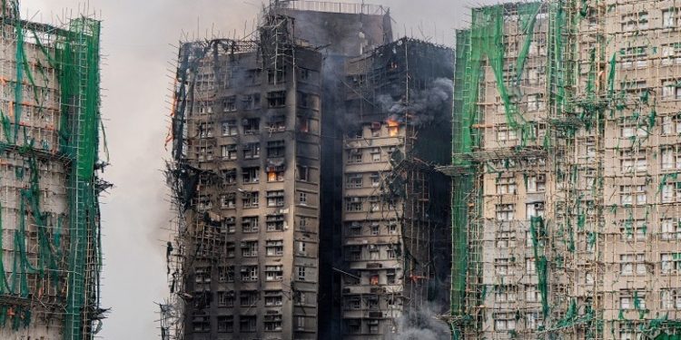 Χονγκ Κονγκ: Έσβησε η φωτιά στο συγκρότημα ουρανοξυστών – Στους 128 οι νεκροί, 79 τραυματίες και 200 αγνοούμενοι