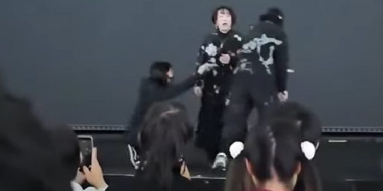 Στα ύψη η ένταση Κίνας – Ιαπωνίας: Σταμάτησαν Γιαπωνέζα τραγουδίστρια επί σκηνής (βίντεο)