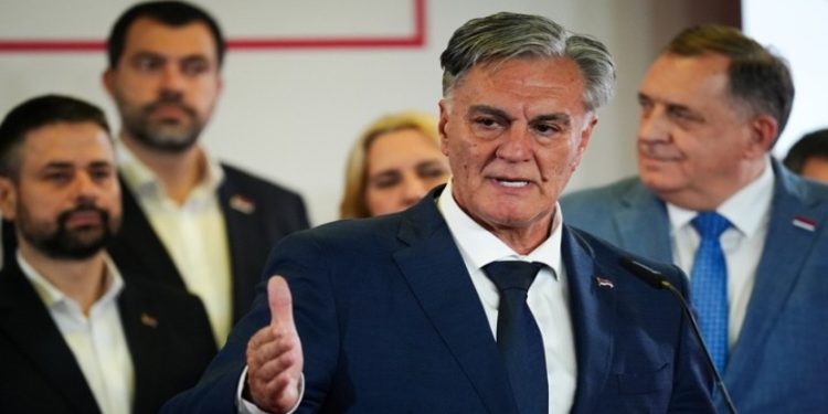 «Ο σερβικός λαός θριάμβευσε»: Ο Σίνισα Κάραν νικητής των προεδρικών εκλογών της Βοσνίας