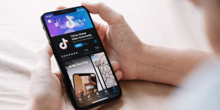 Επικίνδυνα TikTok challenges: Πόσο κινδυνεύουν τα παιδιά μας;