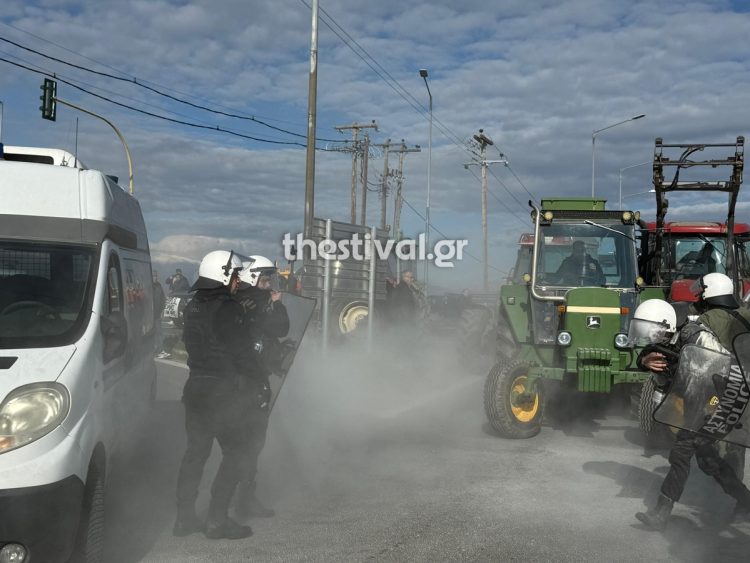 Μπλόκα: Επεισόδια στον Πλατύκαμπο μεταξύ αγροτών και αστυνομικών (βίντεο)