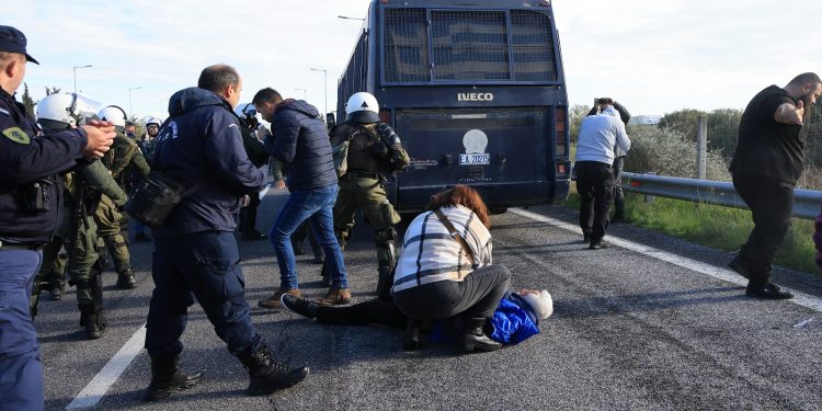 ΣΥΡΙΖΑ: Πρώτα τους κλέβετε μετά τους κοροϊδεύετε στο τέλος τους δέρνετε