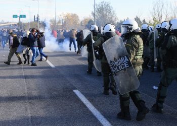 Μπλόκα: Στο πόδι ο θεσσαλικός κάμπος – Επεισόδια στη Λάρισα μεταξύ αγροτών και αστυνομικών (βίντεο)