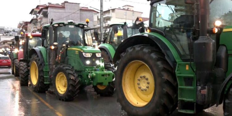 Στους δρόμους αγρότες και κτηνοτρόφοι: Αποφάσισαν μπλόκο στον αυτοκινητόδρομο Ε-65 την Κυριακή