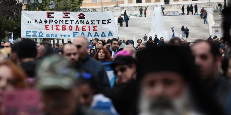 Νέα έρευνα για την ακροδεξιά στην Ελλάδα – 7 στους 10 δεξιούς βλέπουν θετικά την Χούντα