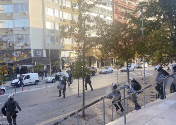 Θεσσαλονίκη: Ένταση, επεισόδια και δύο συλλήψεις πριν την έναρξη της δίκης για τη δολοφονία του Άλκη Καμπανού