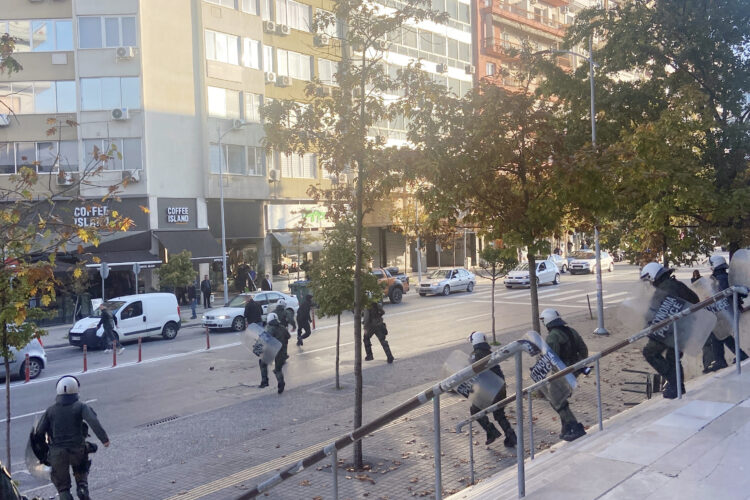 Θεσσαλονίκη: Ένταση, επεισόδια και δύο συλλήψεις πριν την έναρξη της δίκης για τη δολοφονία του Άλκη Καμπανού