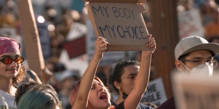 Υπό πολιορκία το δικαίωμα στην άμβλωση: Η Ευρώπη υψώνει νέα εμπόδια στις γυναίκες