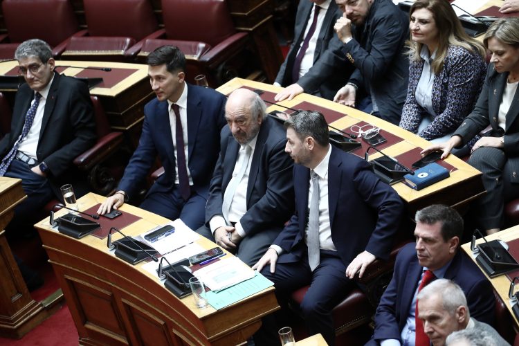 Με το «τι Μητσοτάκης, τι Τσίπρας» απαντούν στο ΠΑΣΟΚ στην «Ιθάκη» του Τσίπρα