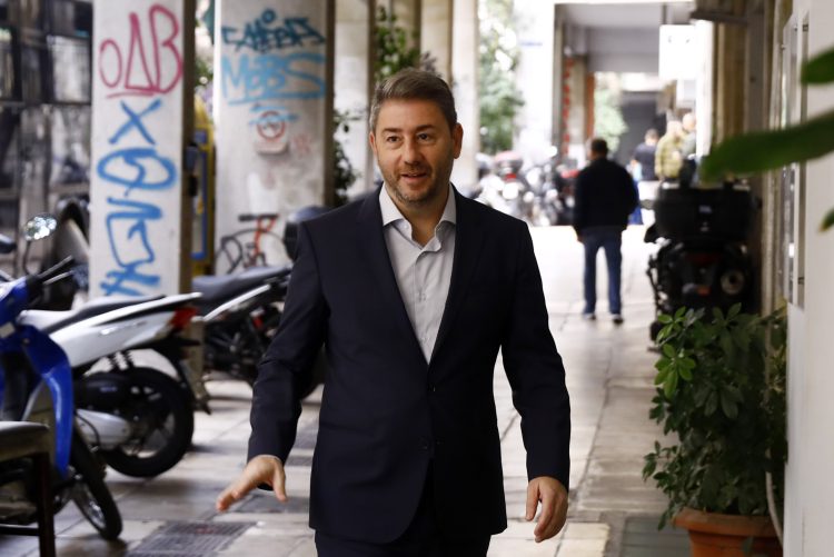 Ανάμεσα στη θεσμικότητα και το σκληρό ροκ το ΠΑΣΟΚ