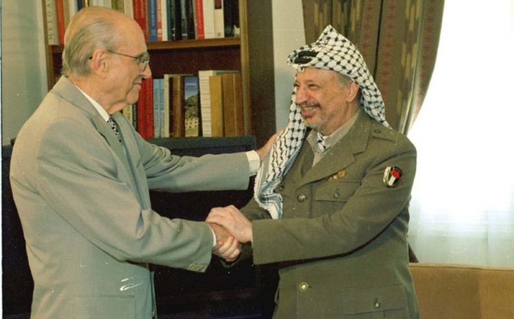 21 χρόνια χωρίς τον Γιάσερ Αραφάτ: Η εμβληματική φωνή του παλαιστινιακού αγώνα