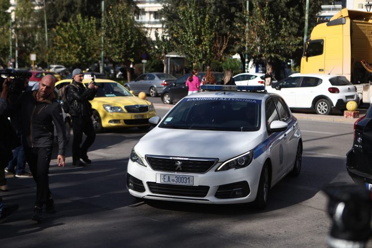 Στην Ευελπίδων η Δήμητρα Ματσούκα μετά τη σύλληψη για παράνομη οδήγηση