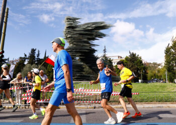 Χειροκροτήματα για τον 67χρονο που τερμάτισε τελευταίος στον Μαραθώνιο