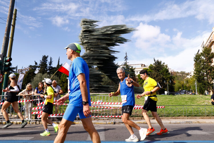 Χειροκροτήματα για τον 67χρονο που τερμάτισε τελευταίος στον Μαραθώνιο