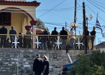 Aχαΐα: «Πού είσαι αγάπη μου» – Συντετριμμένη η οικογένεια του μικρού Ανδρέα στην κηδεία του