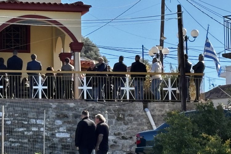 Aχαΐα: «Πού είσαι αγάπη μου» – Συντετριμμένη η οικογένεια του μικρού Ανδρέα στην κηδεία του