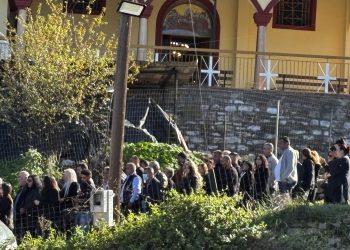 Aχαΐα: «Πού είσαι αγάπη μου» – Συντετριμμένη η οικογένεια του μικρού Ανδρέα στην κηδεία του