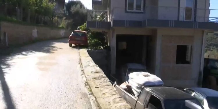 Αχαΐα: Ο θείος ζαλίστηκε, παραπάτησε και έπεσε στο κενό με το αγοράκι στην αγκαλιά