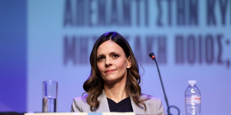 Αχτσιόγλου: Καμία επαναφορά των Συλλογικών Συμβάσεων από Κεραμέως