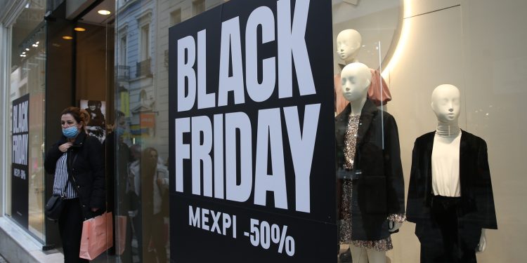 Black Friday: Σε «ξεπούλημα» της τελευταίας στιγμής ελπίζει η αγορά – «Εχθρός» της ένδυσης ο ζεστός Νοέμβριος