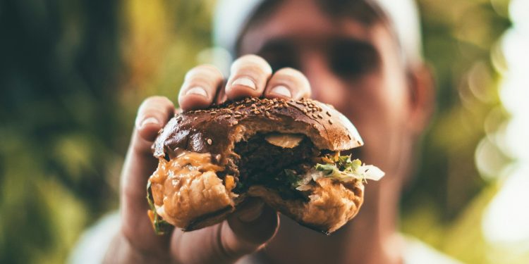 Στο «Γ. Γεννηματάς» σε κρίσιμη κατάσταση 22χρονος μετά από challenge – Κατάπιε μπέργκερ χωρίς να μασήσει