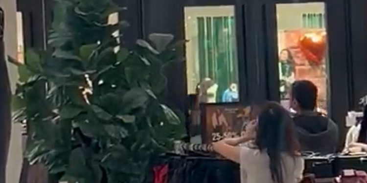 Τρόμος ανήμερα της Black Friday: Πυροβολισμοί σε εμπορικό κέντρο στην Καλιφόρνια (βίντεο)