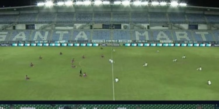 Γιατί ξάπλωσαν στο χορτάρι ποδοσφαιριστές στην Κολομβία;