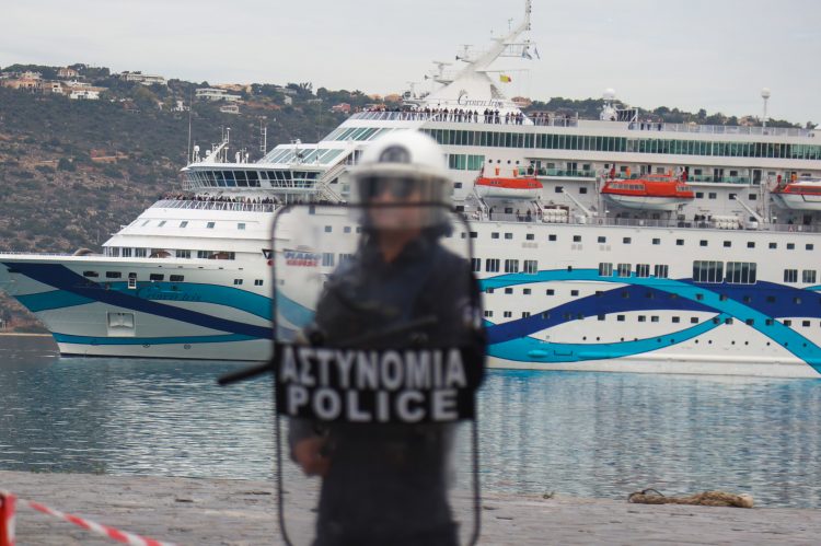 Το Crown Iris φτάνει Ηράκλειο, παραμένει… ανεπιθύμητο