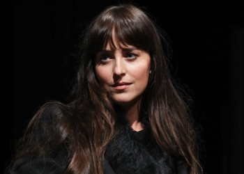 Ντακότα Τζόνσον «τρολάρει» Λάνθιμο και Στόουν: «Βάλτε με στην επόμενη ταινία σας!»