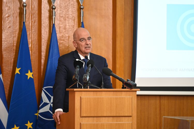 Στην Κυβέρνηση τρέχουν (και δεν φτάνουν) να σβήσουν τη φωτιά που άναψε ο Νίκος Δένδιας