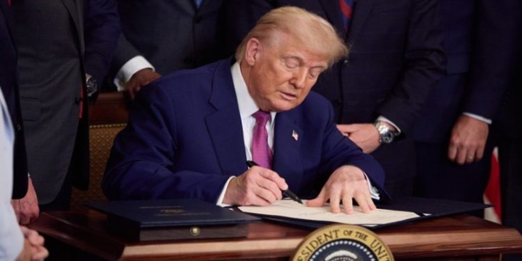 Τραμπ: Λήξη του shutdown μετά από 43 ημέρες – «Παρέλυσαν τον κρατικό μηχανισμό για λόγους καθαρά πολιτικάντικους»