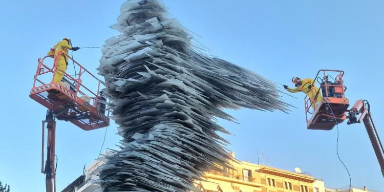 «Δρομέας»: Ο καθαρισμός του γλυπτού της Βασιλίσσης Σοφίας (Φωτογραφίες)