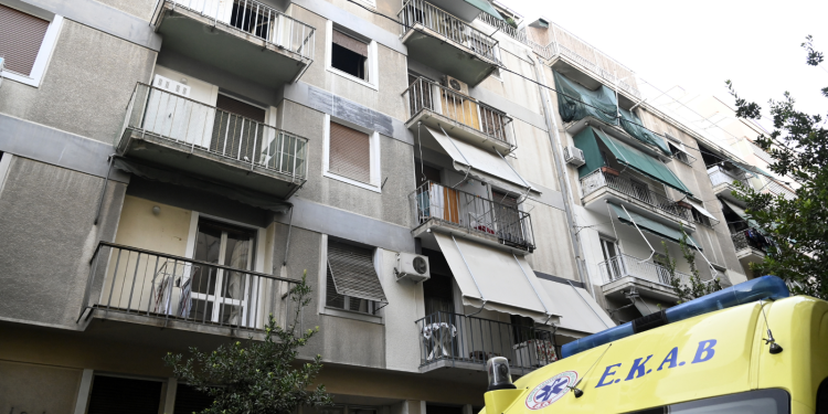 Κεραμεικός: Άνδρας έπεσε από τον 4ο όροφο πολυκατοικίας