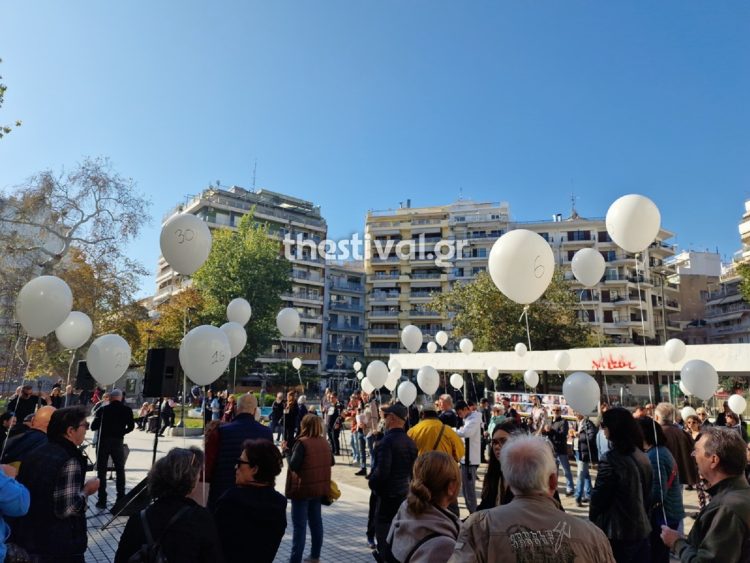Φόρος τιμής στα θύματα των δρόμων: Λευκά μπαλόνια στον ουρανό της Θεσσαλονίκης