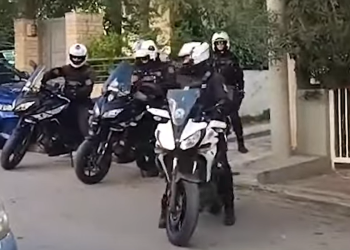 «Συναγερμός» στη Γλυφάδα: «Κοράκια» προσπαθούν να πετάξουν έξω από το σπίτι της οικογένεια με παιδί ΑμεΑ